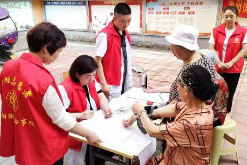 鲁山县：鲁阳街道新峰社区举行关爱老人健康服务活动