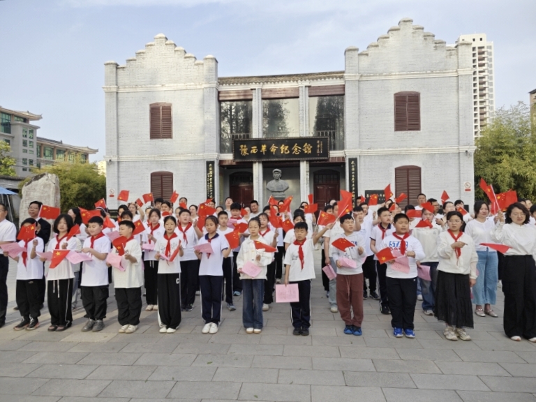 鲁山县：书香润童心 诵读传家风