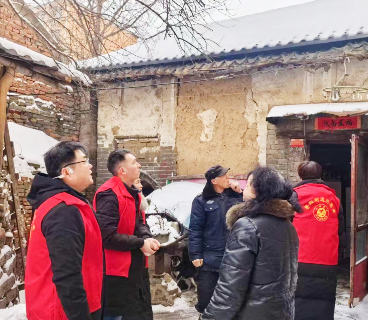 鲁山县：鲁阳街道新峰社区党员干部筑牢雪天安全防线